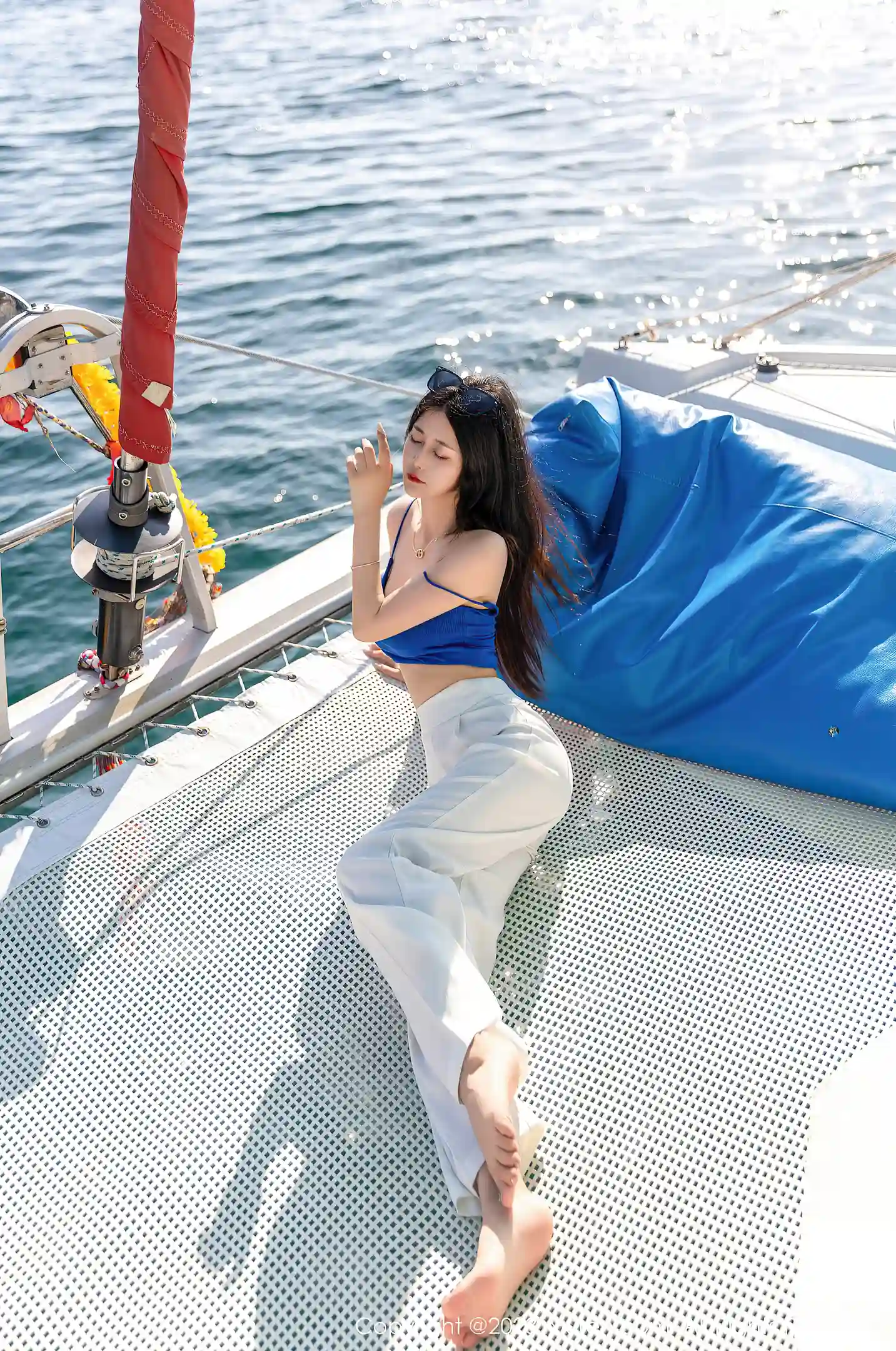 图片[2]-[XiuRen秀人网] 2023.03.03 VOL.6359 laura阿姣 蓝色小背心与白色长裤加白色蕾丝内衣性感私房写真集-秀人网官方网站